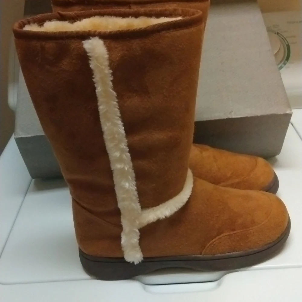 NWT Maurice’s boot, light tan, Naomi faux fur size 9